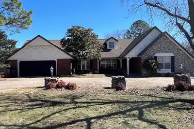 Image de Southern Hills Home in Tulsa a Spacious 3+ Br Cozy, Golf, Hospital Oru Rhema