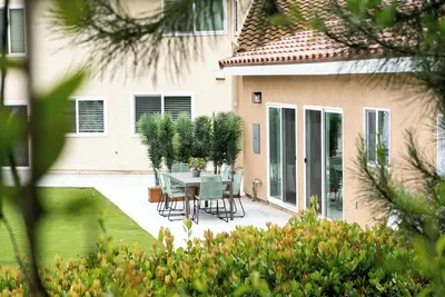 Image de Newly built vacation home with a large backyard