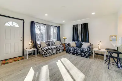 Image de 3 Mi to Hard Rock Casino: Charming Home in Gary!