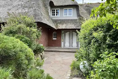 Image de Exclusive thatched house for 6 people with sauna, fireplace, garden, parking space.
