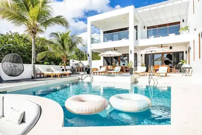 Image de Beautiful Villa Cena! 4 Bedrooms, Waterfront, Jacuzzi, Gym, Amenities