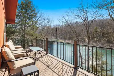 Image de Eagle Nest Lakehouse-Lake front to Beaver Lake