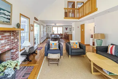 Image de Brand New Listing--4bd Home--A/C, Sunroom, Deck & Outdoor Shower, 1-Mile to Burton Baker Beach