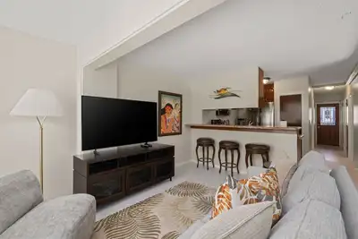 Image de Corner Unit 1 Block to Beach in Heart of Waikiki! Free Parking & Wi-Fi, Ac!