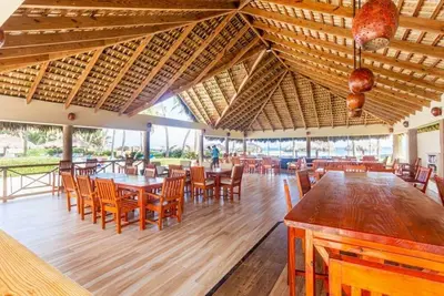 Image de Guest-friendly beachfront resort with billiard table!