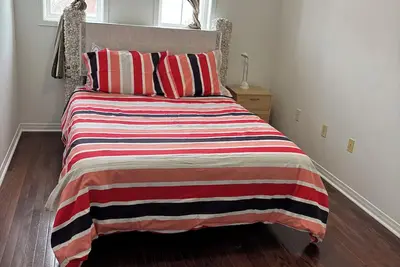 Image de 5br 3. 5bth home w Free Parkings+Ensuite laundry\nBarrie, On