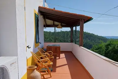 Image de Maison à la Colline • Vues • Jardin • Piscine