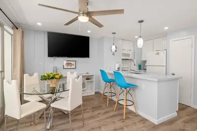 Image de Fully Renovated Corner Unit a Block to Waikiki Beach! Parking, Ac, Wi-Fi