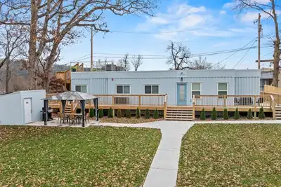 Image de Unique Shipping Container Stay - Walk to Branson Landing!