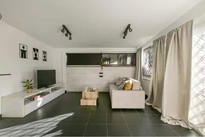 Image de Modern house with garden