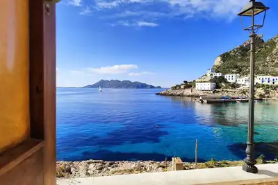 Cozy apartment with wonderful sea view a few steps from the harbor