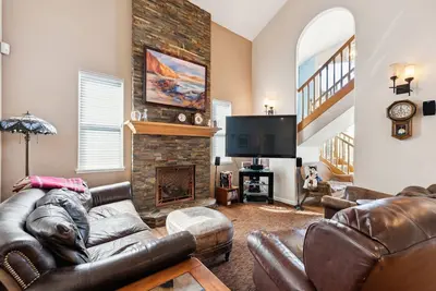 Image de New! Coastal Getaway 5-Bedroom Home