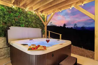 Image de New Luxe Home-Hgtv inspired design-Mt views-Steam Sauna-Hot Tub-Ramp-Game room! !