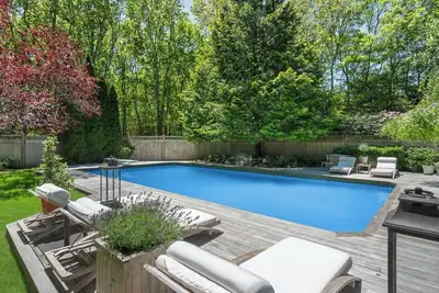 Image de Newly renovated and ultra private Sagaponack home, centrally located, . . .