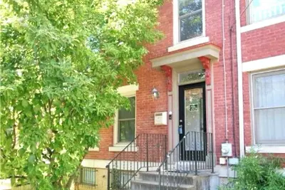 Image de City townhouse with a country feel. Steps to downtown, stadiums and attractions.