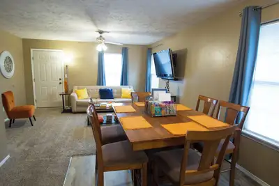 Image de Charming 3-bedroom home just of the Ozark square!