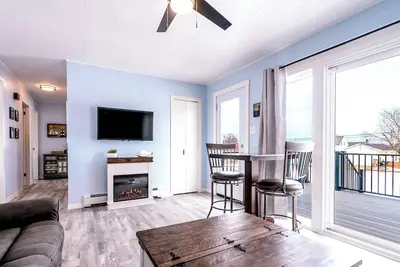 Image de 2 min to the beach. Family-sized house with vies of the water & kayaks,