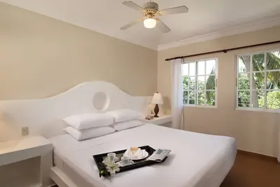 Image de Luxurious 2 Bedroom Resort a few minutes walk to the beach.