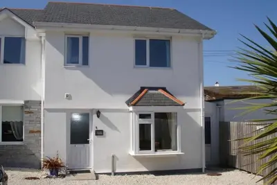 Image de Less than a minute's walk to the beach, dog friendly, 2 private parking spaces.