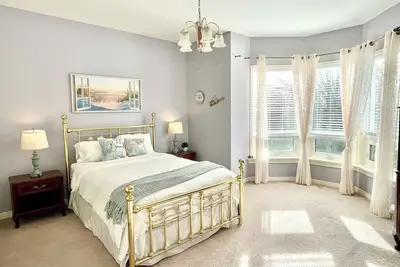 Image de Spacious & Private! 3bdrm Beach Town Retreat with Huge Estate Yard!