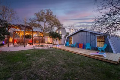 Image de Large Suite~Near Downtown~River Home~Games~Firepit<br>