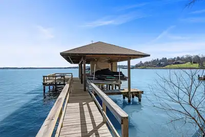 Image de 3-bedroom lake house with scenic dock.