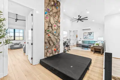 Image de Brand New Havenrock! Pool Table, Spacious courtyard, Rock Wall and the best for music lovers!