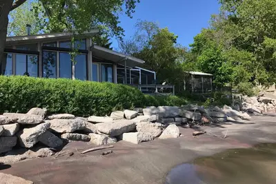 Image de Tranquility Wind And Waves: 150 feet of Lake Erie shore line