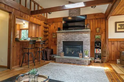 Image de Lake Views! Cottage near lake access, 4 kayaks, Ac, linens included.