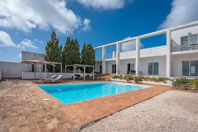 Image de Villa 'Alto Da Lua' avec vue sur la mer, piscine privée et Wi-Fi