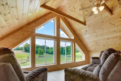 Image de Private Farm Setting w/ 7-bedroom cabin & pond, Plus 3 acres of yard space