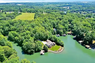 Image de New! Secluded Lakefront Oasis 5br+3 Flex Rooms: Dock+Firepit+Kayaks; Sleeps 18