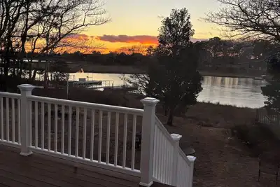 Image de New to the market 4br Cape Cod charmer on Hamblin Pond w Waquoit Bay views