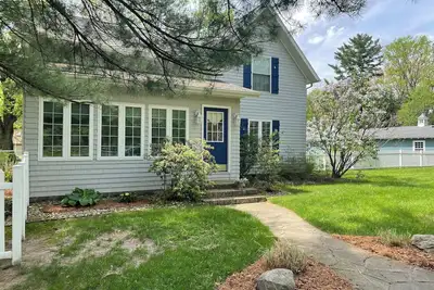 Image de Spacious Clear Lake Retreat with private yard and great sandy beach.