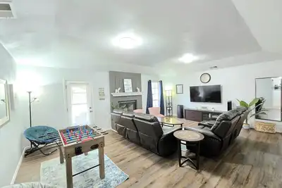 Image de 5 bedrooms 2. 5 bath with 7 beds in South Abilene. No Carpet. Quiet. Convenient.