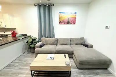 Image de Modern 2-bedroom Apt - 1. 5 Baths, En-suite Master, with WiFi, Ac, free parking