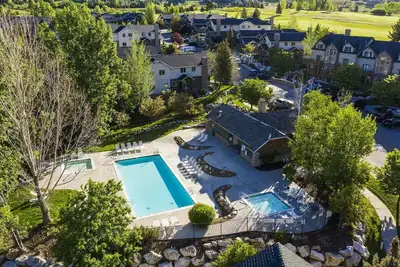 Image de Cozy 3-bedroom / 3-bathroom Ski & Bike Condo in Eden