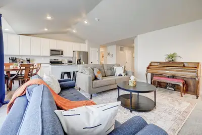 Image de Crestwood, Pueblo. Luxury City Escape - Garage - Yard - 10 Mins to Dt