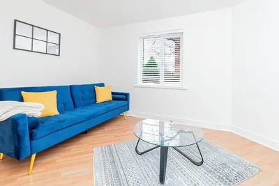 Image de 2-bedroom apartment near City Centre with WiFi & Free Parking