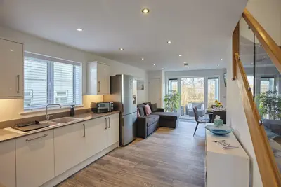 Image de 2022 Modern Home In Central Hayle With Parking