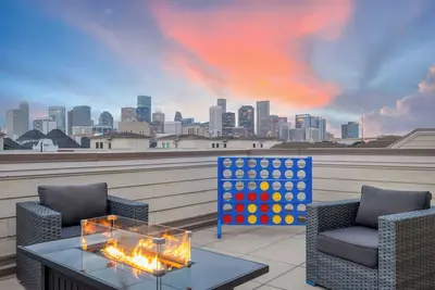 Image de Stunning 3-br townhome with breathtaking city skyline views from the rooftop!