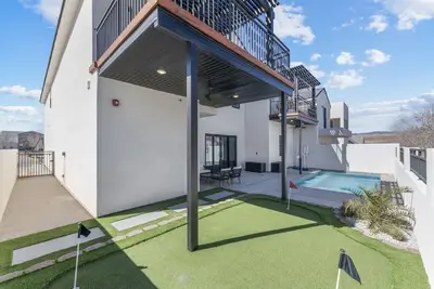 Image de Brand New Home! Rdo is the place to be! Large Pool, small putting green!