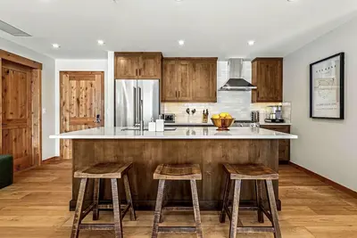 Image de Luxe 2br/2ba in the heart of Canmore. Family friendly with dedicated workspace!