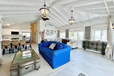 Image de A True Slice of Paradise in Paynes Bay, \nNewly renovated upper level apartment.