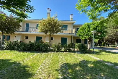 Image de Villa ensoleillée avec piscine et jardin
