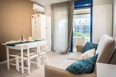 Image de Appartement meublé avec goût avec vue latérale sur la mer