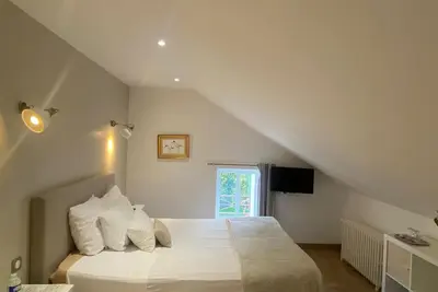 Image de G2: chambre familiale au domaine de Treuillaud avec piscine