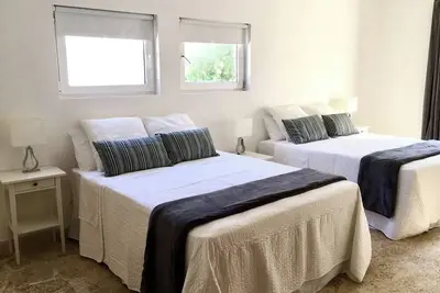 Image de 3bd/3ba beachfront condo with sea views, near shops/bars
