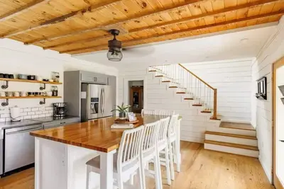 Image de Newly remodeled 1920s farmhouse in the heart of the Finger Lakes