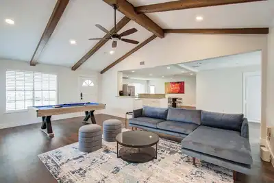 Image de Unique Updated Heights Bungalow with Large Private Yard & Pool Table